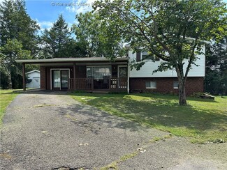 300 Pine Crest Ln, Ripley, WV 25271