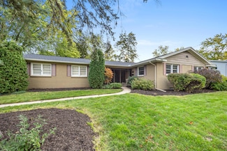 1560 Woodlawn Ave SE, Grand Rapids, MI 49506