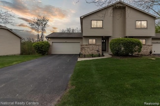 4921 Rivercrest Dr, Waterford, MI 48328