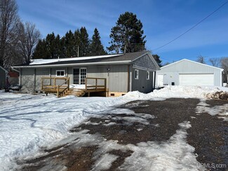 1630 W Hanson St, Iron River, MI 49935