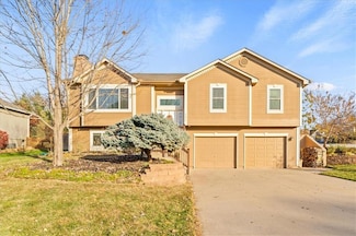 125 SW Tess Dr, Lees Summit, MO 64081