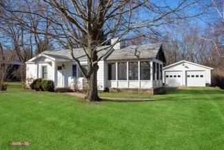 8317 W East Rd, Three Oaks, MI 49128