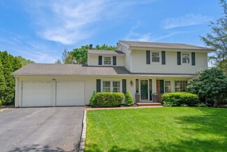 4 Stone Ct, Greenlawn, NY 11740