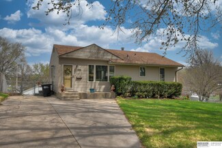 6902 Pinkney St, Omaha, NE 68104