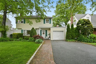 53 Muirfield Rd, Rockville Centre, NY 11570