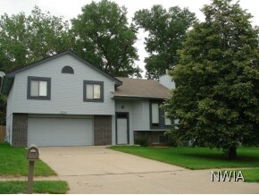 3717 Fieldcrest Dr, Sioux City, IA 51103