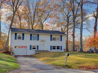 5 Sachem Ln, Ledyard, CT 06339