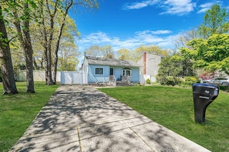 72 Wendy Dr, Farmingville, NY 11738