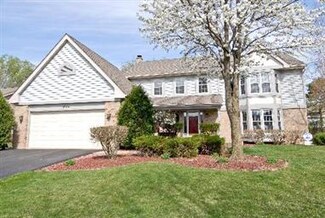 1035 E Amberwood Cir, Naperville, IL 60563