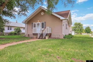 8203 N 30th St, Omaha, NE 68112