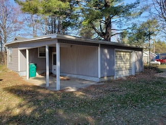 103 Lakeview Dr, Gladwin, MI 48624