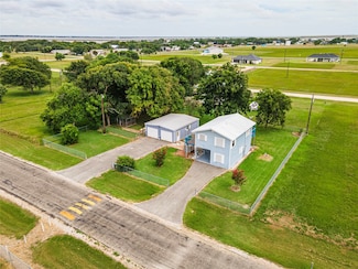 135 W Bayshore Dr, Palacios, TX 77465