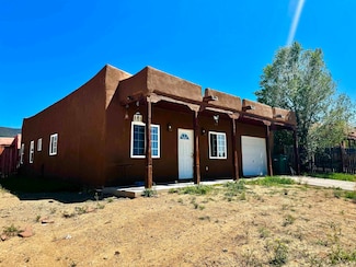 1247 Rainbow St, Taos, NM 87571