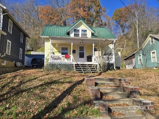 131 Grosvenor St, Athens, OH 45701