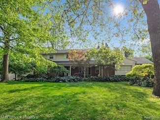 22491 N Nottingham Dr, Beverly Hills, MI 48025