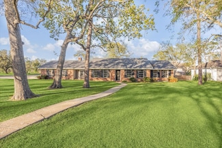 101 Royal Ct, Friendswood, TX 77546