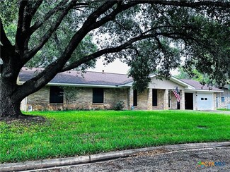 102 Mraz St, Yoakum, TX 77995