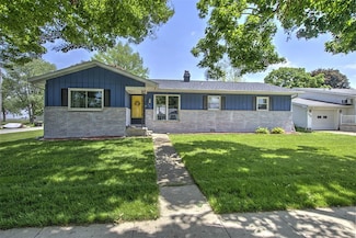 230 N Pine St, Maroa, IL 61756