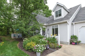 588 Hunters Trail Unit 113, Akron, OH 44313