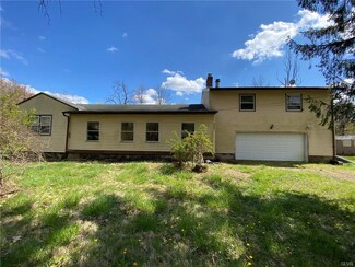 2489 E Scenic Dr, Bath, PA 18014