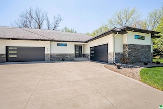 907 Crooked Tree Ln, Dakota Dunes, SD 57049