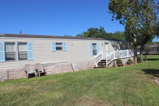 51 Meadowlark N, Palacios, TX 77465