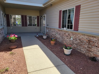 2111 Pine Ridge Ct Unit F, Grafton, WI 53024