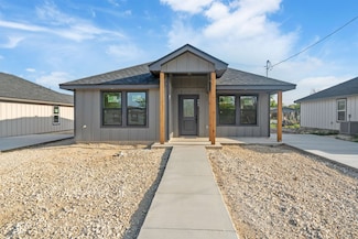 909 W 2nd St, Del Rio, TX 78840