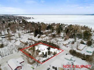 1215 Turbush Ave, Petoskey, MI 49770