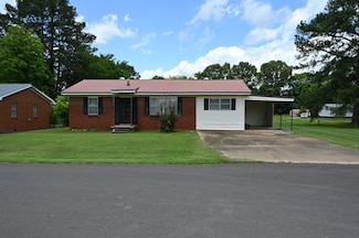 148 W Fourth Ave, Lobelville, TN 37097