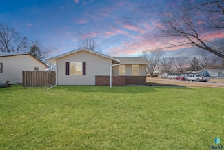 945 Sunset Dr, Vermillion, SD 57069