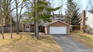 2454 Pineview Dr NE, Grand Rapids, MI 49525