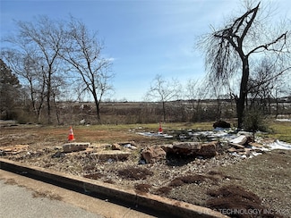 320 W 49th Ct, Sand Springs, OK 74063