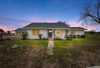 461 Texas 173, Devine, TX 78016