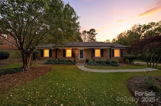 1071 12th Ave NW, Hickory, NC 28601