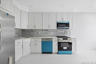 18 Brookville Way, Manorville, NY 11949