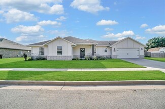 1004 Village Dr, Altus, OK 73521