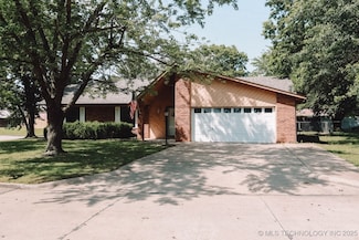 101 Honeysuckle Ln, Pryor, OK 74361