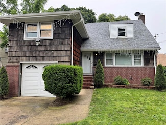 104 Phoenix St, Hempstead, NY 11550