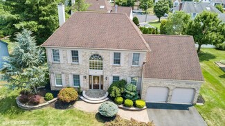 26 Eleanor Dr, Kendall Park, NJ 08824