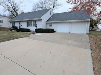 1235 N Chestnut St, Nevada, MO 64772