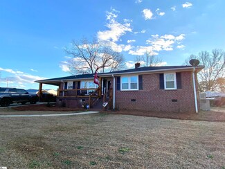 216 King Dixon St, Laurens, SC 29360