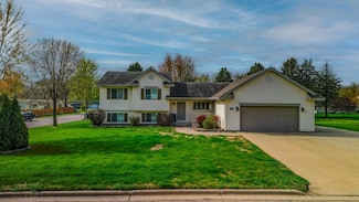 704 W Main St, Madelia, MN 56062