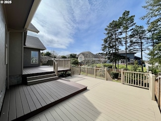 2180 Hayes St, North Bend, OR 97459