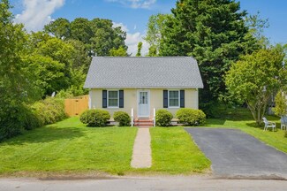 27 Cedar Ln, Kilmarnock, VA 22482