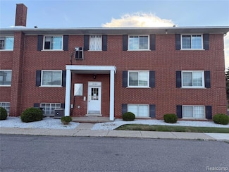 8260 Crestview Dr, Sterling Heights, MI 48312
