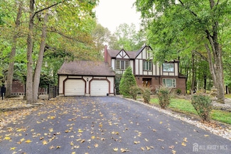 26 Thatchwood Ct, North Brunswick, NJ 08902