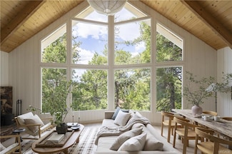 527 Rainier Rd, Lake Arrowhead, CA 92352