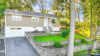 27 Minnehaha Blvd, Oakland, NJ 07436
