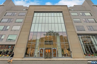 3 Somerset Ln Unit 109, Edgewater, NJ 07020